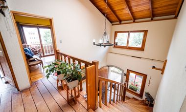 TERRENO DE 2.386 M² CON CASA ESTILO SUIZO