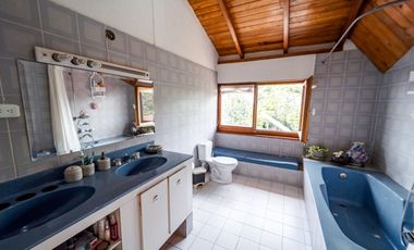 TERRENO DE 2.386 M² CON CASA ESTILO SUIZO