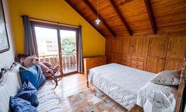 TERRENO DE 2.386 M² CON CASA ESTILO SUIZO