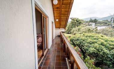 TERRENO DE 2.386 M² CON CASA ESTILO SUIZO