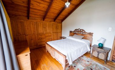 TERRENO DE 2.386 M² CON CASA ESTILO SUIZO