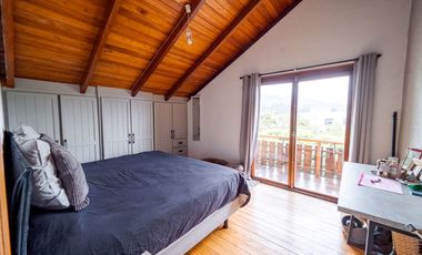 TERRENO DE 2.386 M² CON CASA ESTILO SUIZO