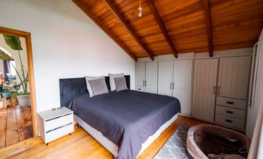 TERRENO DE 2.386 M² CON CASA ESTILO SUIZO