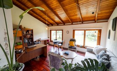 TERRENO DE 2.386 M² CON CASA ESTILO SUIZO