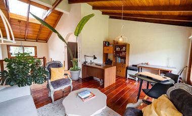 TERRENO DE 2.386 M² CON CASA ESTILO SUIZO