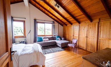 TERRENO DE 2.386 M² CON CASA ESTILO SUIZO