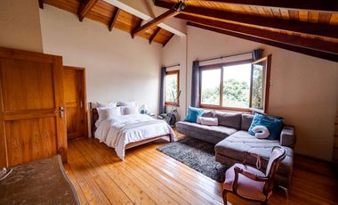 TERRENO DE 2.386 M² CON CASA ESTILO SUIZO