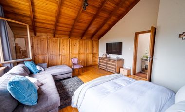 TERRENO DE 2.386 M² CON CASA ESTILO SUIZO