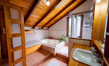 TERRENO DE 2.386 M² CON CASA ESTILO SUIZO