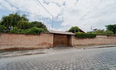 TERRENO DE 2.386 M² CON CASA ESTILO SUIZO