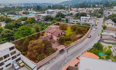 TERRENO DE 2.386 M² CON CASA ESTILO SUIZO