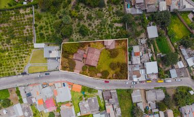 TERRENO DE 2.386 M² CON CASA ESTILO SUIZO