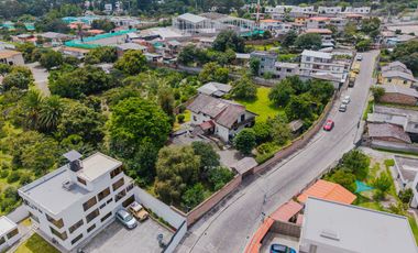 TERRENO DE 2.386 M² CON CASA ESTILO SUIZO