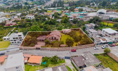 TERRENO DE 2.386 M² CON CASA ESTILO SUIZO