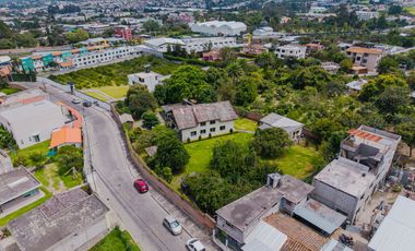 TERRENO DE 2.386 M² CON CASA ESTILO SUIZO