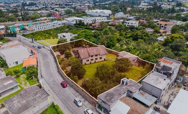 TERRENO DE 2.386 M² CON CASA ESTILO SUIZO