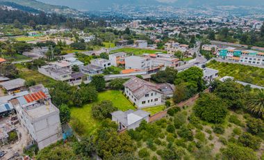 TERRENO DE 2.386 M² CON CASA ESTILO SUIZO