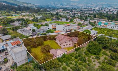 TERRENO DE 2.386 M² CON CASA ESTILO SUIZO