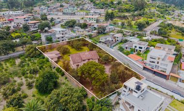 TERRENO DE 2.386 M² CON CASA ESTILO SUIZO