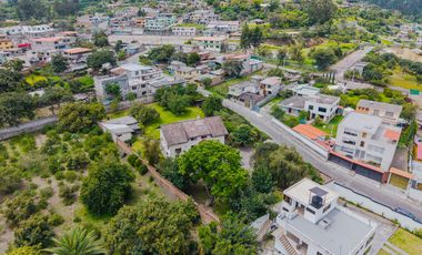 TERRENO DE 2.386 M² CON CASA ESTILO SUIZO