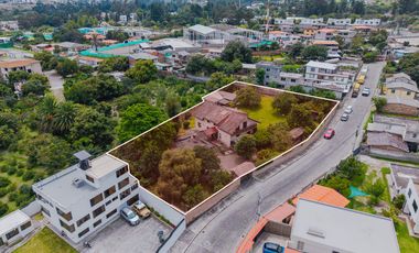 TERRENO DE 2.386 M² CON CASA ESTILO SUIZO