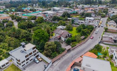 TERRENO DE 2.386 M² CON CASA ESTILO SUIZO