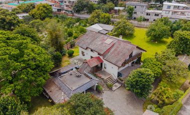 TERRENO DE 2.386 M² CON CASA ESTILO SUIZO