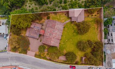 TERRENO DE 2.386 M² CON CASA ESTILO SUIZO