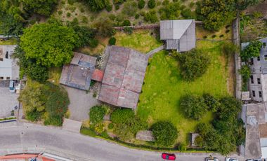 TERRENO DE 2.386 M² CON CASA ESTILO SUIZO