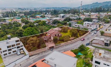 TERRENO DE 2.386 M² CON CASA ESTILO SUIZO