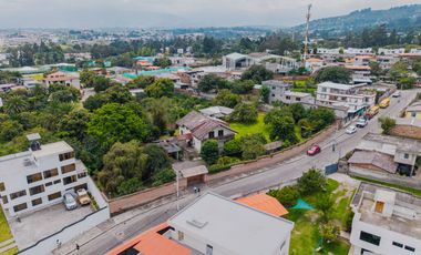 TERRENO DE 2.386 M² CON CASA ESTILO SUIZO