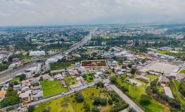 TERRENO DE 2.386 M² CON CASA ESTILO SUIZO