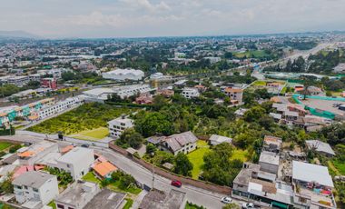 TERRENO DE 2.386 M² CON CASA ESTILO SUIZO