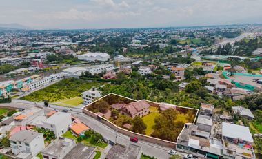 TERRENO DE 2.386 M² CON CASA ESTILO SUIZO