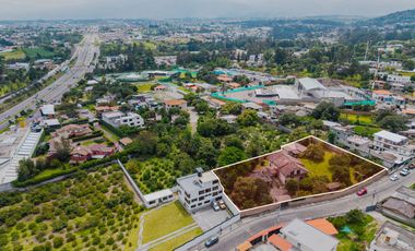 TERRENO DE 2.386 M² CON CASA ESTILO SUIZO