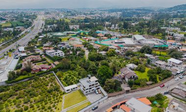 TERRENO DE 2.386 M² CON CASA ESTILO SUIZO