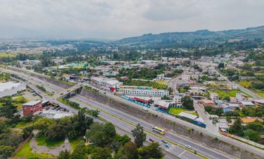 TERRENO DE 2.386 M² CON CASA ESTILO SUIZO