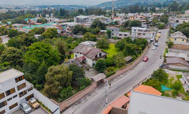 TERRENO DE 2.386 M² CON CASA ESTILO SUIZO