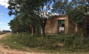 Amplia quinta con casona antigua en estado de demolición