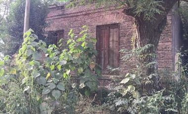 Amplia quinta con casona antigua en estado de demolición