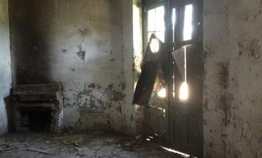 Amplia quinta con casona antigua en estado de demolición