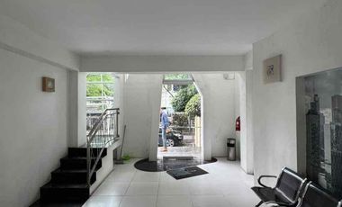 dijual bangunan  kantor cocok untuk rumah tinggal tempat usaha dan lainya lokasi tengah kota makassar, dekt rs lanuang baji dan swalayan satu sama