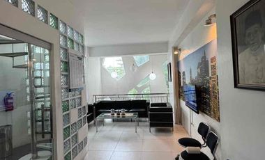 dijual bangunan  kantor cocok untuk rumah tinggal tempat usaha dan lainya lokasi tengah kota makassar, dekt rs lanuang baji dan swalayan satu sama