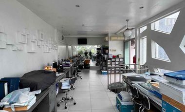 dijual bangunan  kantor cocok untuk rumah tinggal tempat usaha dan lainya lokasi tengah kota makassar, dekt rs lanuang baji dan swalayan satu sama