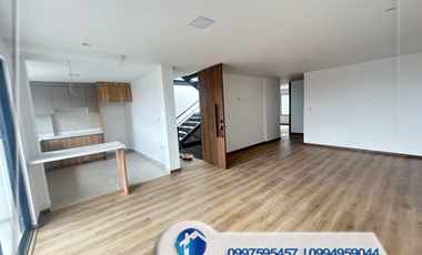 Venta de Casa con 4 Departamentos  sector Racar Plaza, Cerca del Centro comercial Racar Plaza, Cuenca