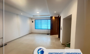 Venta de Casa con 4 Departamentos  sector Racar Plaza, Cerca del Centro comercial Racar Plaza, Cuenca