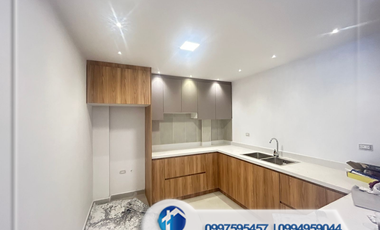 Venta de Casa con 4 Departamentos  sector Racar Plaza, Cerca del Centro comercial Racar Plaza, Cuenca