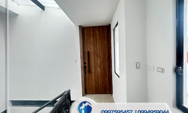 Venta de Casa con 4 Departamentos  sector Racar Plaza, Cerca del Centro comercial Racar Plaza, Cuenca