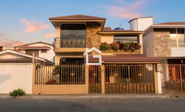 Casa en Venta en Unioro, Machala – Amplia y Remodelada