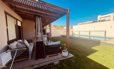Casa sólida en condominio Lomas del Sol | 4 Dormitorios, Piscina y Quincho | Sector El Sol, Quilpué